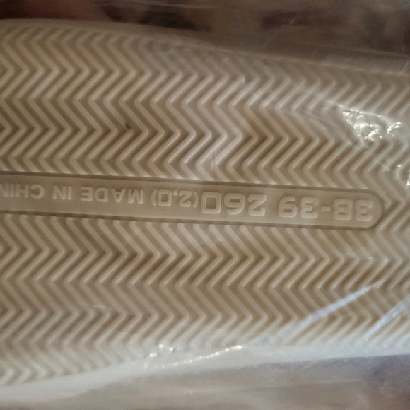 NIP Smiley Slippers - Picture 2 of 3